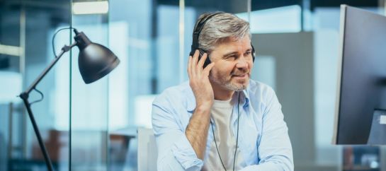 Blog - 7 Benefits of Listening to a Business Podcast